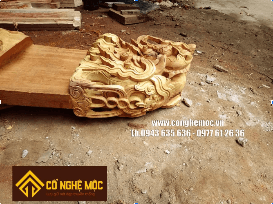 Hoa Van Cham Khac Hinh Rong Tren Con Ruong Nha Go Co