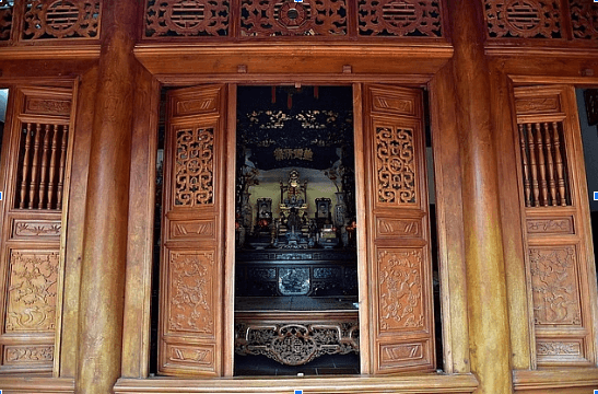 Hoa Van Tung Truc Cuc Mai Tren Cua Buc Ban Nha Go Co