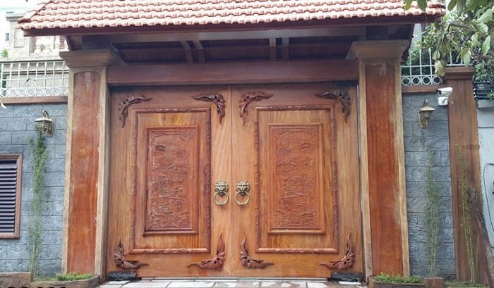 Mẫu cổng gỗ biệt thự 2 cánh đẹp "sang trọng" Cong Go Biet Thu 2 Canh Truyen Thong