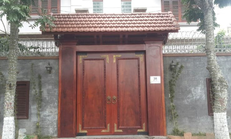Mẫu cổng gỗ biệt thự 2 cánh đẹp "sang trọng" Mau Cong Go Biet Thu 2 Canh Truyen Thong Dep 04