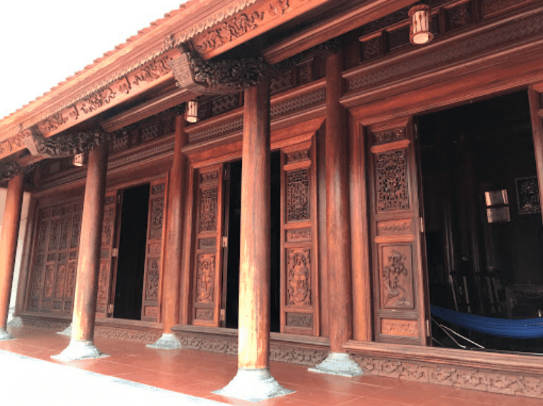 Cửa bức bàn là gì? Mọi thứ bạn cần biết Mẫu cửa bức bàn có sử dụng bản lề